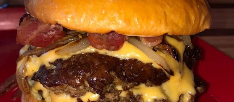 Smash burger with crispy bacon and sauteed onions | oxomeals